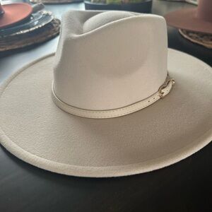Stylish Winter White Wide-Brim Hat